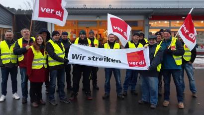 Bild: Kathrin Birner/exb
Handwerklich Beschäftigte aus Hohenfels, Vilseck, Grafenwöhr und Ansbach haben schon die Arbeit niedergelegt. Nun folgen weitere Arbeitnehmer.