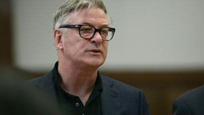 Bild: Alec Tabak/Pool The Daily News/AP/dpa
US-Schauspieler Alec Baldwin hat die Schuld an dem fatalen Unfall stets von sich gewiesen.