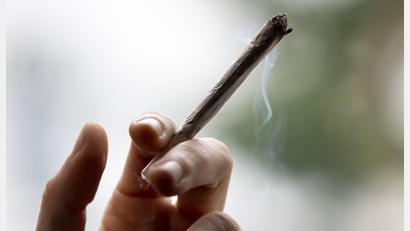 Bild: Fabian Sommer/dpa
Wegen Handels mit kiloweise Haschisch und Marihuana, wie es in Joints geraucht wird, stand ein 19-Jähriger in Schwandorf vor Gericht.