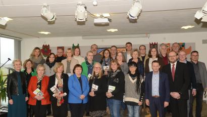 Bild: bey
Die Schulamtsdirektorinnen Christine Söllner und Margit Walther (von links), Landrat Andreas Meier und Weidens Oberbürgermeister Jens Meyer (vordere Reihe von rechts), danken den Dienstjubilaren und verabschieden die Ruheständler des Jahres 2022.