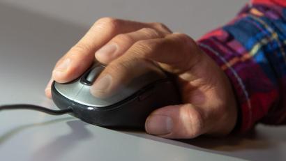 Symbolbild: Christophe Gateau/dpa
Wie sind die kinder- und jugendpornografischen Dateien auf den Laptop von Herbert S. gekommen? Mit dieser Frage befasste sich am dritten Verhandlungstag ein Sachverständiger für digitale Forensik.