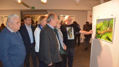 Bild: jr
Manfred Ströhle (rechts) führte die Besucher der Vernissage durch seine Ausstellung und gab Erläuterungen zu bestimmten Exponaten, darunter großformatige Fotografien.