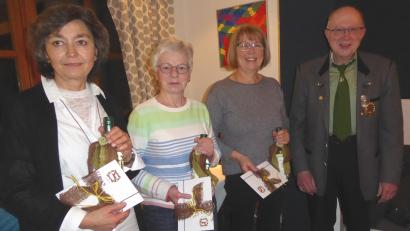 Bild: no
Für ihren Einsatz im Schützenheim werden (von links): Edeltraud Koller, Christa König und Monika Gleissner von Schützenmeister Werner Gleissner mit Wein und Gutscheinen bedacht.