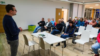 Bild: tow
Max-Jacob Ost (links) stellte im Verlagshaus von Oberpfalz-Medien sein Buch "Aus Liebe zum Spiel: Uli Hoeneß, das Geld und der deutsche Fußball" vor.