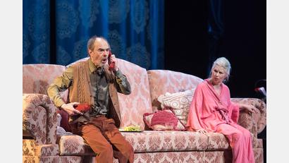 Bild: Baraniak/exb
Hannelore Droege und Gerhard Palder spielen im Stadttheater Amberg "Ach, diese Lücke, diese entsetzliche Lücke".