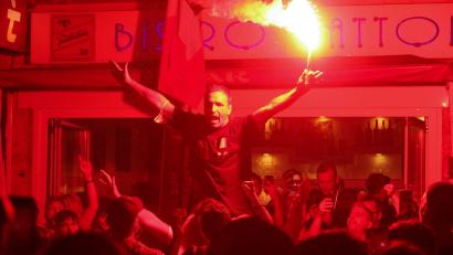Symbolbild: David Young/dpa
Ein Fan hält einen brennenden Bengalo in der Hand. Da ein solches Feuer bis zu 2000 Grad entfachen kann, ist es in einer Menschenmenge wie beim G.O.N.D.-Festival geschehen, äußerst gefährlich.