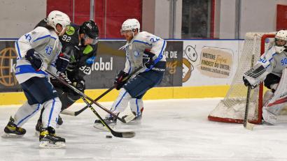 Archivbild: Gebert
Der EHC Stiftland Mitterteich (Szene aus der Partie gegen den 1. EV Weiden 1b) tritt zum Abschluss der Bezirksliga-Saison beim EHC Straubing und gegen den ERV Schweinfurt 1b an.