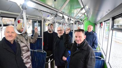 Bild: Kunz
Oberbürgermeister Jens Meyer (rechts vorne) betont, wie fortschrittlich und modern der Weidener Nahverkehr sei. "Wir haben hier einen sehr innovativen Fuhrpark."