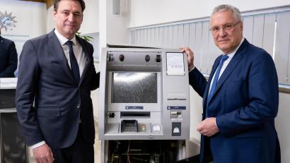 Bild: Sven Hoppe
Freudiges Fotoshooting für die CSU-Minister Georg Eisenreich (links) und Joachim Herrmann vor einem für die Presse zur Schau gestellten gesprengten Geldautomaten.