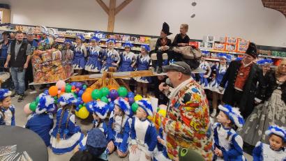 Bild: u
Exakt 90 Kilogramm wird es beim Hirschauer Kinderfaschingszug regnen. Fast so viel bringen Kinderprinz Benedikt I. und Prinzessin Janina I. auf die Waage. Bei der Wiegezeremonie im Edeka-Markt herrscht unter der Regie von Witzemeister Lucky bei den Tänzen der Jugend- und Prinzengarde Riesenstimmung. Mit dabei das Prinzenpaar Markus I. und Michaela I. (hinten rechts).