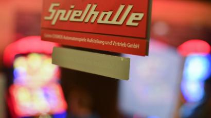 Symbolbild: Arne Dedert/dpa
Die Polizei hat unter anderen eine Spielothek und eine ehemalige Shisha-Bar durchsucht.