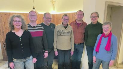 Bild: Yvonne Rösel
Der Grüne Kreisverband informierte sich bei seiner Neujahrsveranstaltung über die Rolle des Waldes beim Klimaschutz, stimmte sich auf den anstehenden Wahlkampf ein und ehrte langjährige Mitglieder (von links): Kreisvorsitzende Yvonne Rösel, Bezirkskandidatin Elli Wolf, Stefan Lindenberger (20 Jahre), Karl-Heinz Herbst, Peter Eckert (20 Jahre), Landtagskandidatin Simone Maaß und Elisabeth Holzmeier (30 Jahre).