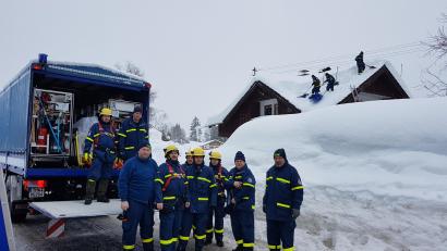 Bild: Gottfried Berger/exb
Das THW Oberviechtach hilft bei der Schneekatastrophe in Krün bei Garmisch im Januar 2019. Einsatzkräfte müssen dabei Schnee von Dächern räumen.