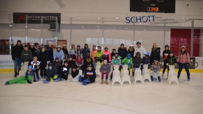 Bild: ak
Einen Vormittag lang drehten die Immenreuther Förderschüler Runde um Runde in der Mitterteicher Eissporthalle.