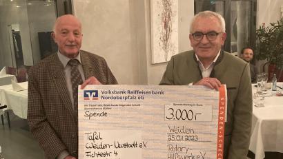 Bild: Rotary Club Weiden/exb
Präsident Ludwig Zitzmann (rechts) freut sich, die Spende an den Tafel-Vorsitzenden Josef Gebhardt übergeben zu dürfen