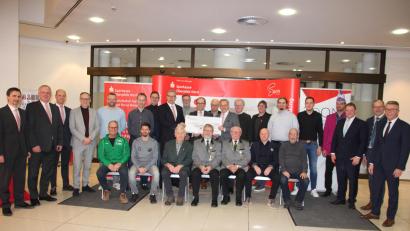 Bild: kro
9100 Euro schüttete die Sparkassenstiftung an 15 Vereine aus. Das Bild zeigt die Vereinsvertreter mit den Bürgermeistern, sowie Dr. Jens Michael Heine, Hans-Jörg Schön und Landrat Roland Grillmeier (von links, mit dem Scheck der Sparkassenstiftung).