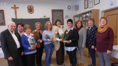 Bild: KDFB Münchenreuth/exb
Mehrere Mitglieder hat der Frauenbund Münchenreuth ausgezeichnet. Von links Pater Friedhelm Czinzcoll mit der Vorsitzenden im Team, Monika Grötsch, sowie den Geehrten Rosemarie Bauer, Bettina Lux, Jutta Schreyer, Sandra Ernstberger und Beate Bauer und den weiteren Vorsitzenden im Team, Sandra Wifling, Irene Kraus und Ulrike Kraus.