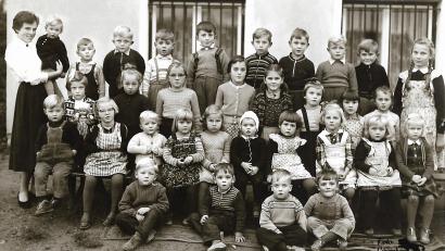 Repro: ld
1957 begann "Tante Erna" mit 43 Kindern den ersten Kindergarten von Brand. Rechts im Bild Praktikantin Helga Popp.