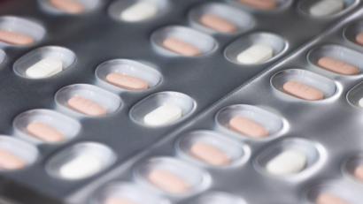 Symbolbild: Philipp von Ditfurth/dpa
Eine mit Opiaten als Wirkstoff angereicherte Pille soll eine Frau ihrer hochbetagten Mutter verabreicht haben. Sie wurde im Prozess freigesprochen.