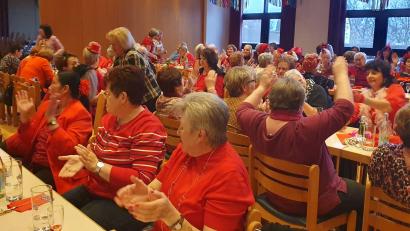Bild: Frauenbund Wiesau/exb
Fast 100 Besucherinnen kamen zum Frauenbund-Faschingskaffeekränzchen unter dem Motto „Lady in Red“ ins Wiesauer Pfarrzentrum.