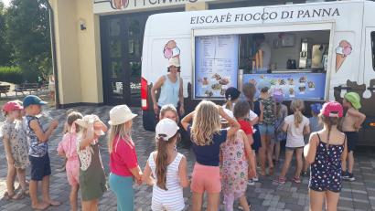 Archivbild: Annemarie Fink/exb
Immer wieder lässt sich das Team der Bücherei in Schirmitz besondere Aktionen einfallen, um Groß und Klein zum Lesen zu animieren. Im Sommer 2022 besuchte bei der Ferienaktion sogar der Eismann die kleinen Leseratten.