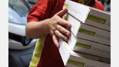 Symbolbild: Angelika Warmuth / dpa
Mehr als 400 US-Dollar betrug die Rechnung allein bei einem Pizza-Service.