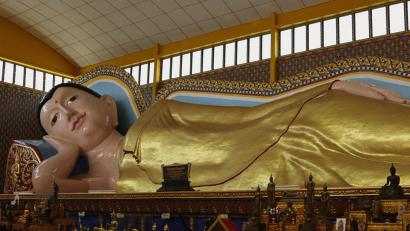 Bild: Verena Wolff/dpa
Tempel-Touren: Auf der Reise sind die religiösen Stätten zahlreich zu besichtigen – so auch der Wat-Chayamangkalaram-Tempel auf Penang mit einem liegenden Buddha.