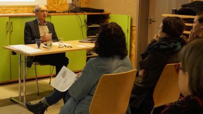 Archivbild: wel
Das Bündnis für Familien organisierte in der Vergangenheit die Kursreihe „Stark durch Erziehung“. Diplompsychologe Franz Klarner, Leiter der Schwandorfer Beratungsstelle für Kinder und Jugendliche, gab in einem der Vorträge Ratschläge für eine Erziehung in Freiheit, aber mit Grenzen.