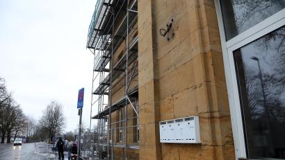 Bild: Wolfgang Steinbacher
Die kaputte Uhr ist abmontiert, nur noch ein paar schwarze Kabel sind an der Wand über den Briefkästen zu sehen. Dafür sind Gerüste aufgetaucht – das Bahnhofsgebäude ist sanierungsbedürftig.