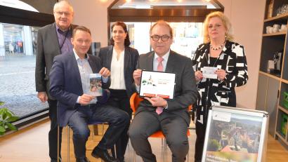 Bild: Kunz
Sie freuen sich über das neu eingeführte Weidener Stadtgeld (von links): Bürgermeister Lothar Höher, Oberbürgermeister Jens Meyer, Stadtmarketing-Geschäftsführerin Andrea Schild-Janker, Vorstandsvorsitzender der Sparkasse Oberpfalz Nord, Hans-Jörg Schön und Dagmar Nachtigall.
