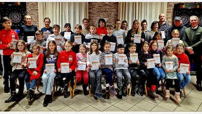 Bild: R. Kreuzer
Zum Erinnerungsbild stellten sich die Teilnehmer mit ihren Urkunden für das Sportleistungsabzeichen auf.