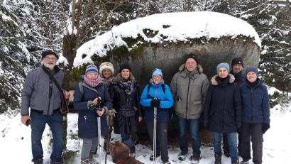 Bild: soj
Einige der Teilnehmer an der Wanderung des Fichtelgebirgsvereins zur Kösseine vor dem sogenannten Wackelstein.