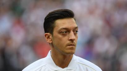 Archivbild: Federico Gambarini
Mesut Özil aus Deutschland vor dem Spiel bei Abspielen der Nationalhymne. Foto: Federico Gambarini/Archiv