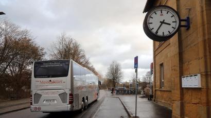 Archivbild: Wolfgang Steinbacher
Rund ein Jahr lang war die Uhr am Sulzbach-Rosenberger Bahnhof defekt, ihre Zeiger standen still. Inzwischen ist die Uhr abmontiert worden.