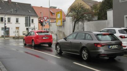 Bild: kgg
Nur wenn die Autos bis ganz an die Haltelinie fahren und dort stehen bleiben, reagiert der Sensor und schaltet die Ampel um auf Grün.