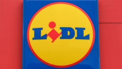 Symbolbild: Jens Kalaene/dpa-Zentralbild/dpa
Beim Discounter Lidl sollen in Zukunft weniger tierische Produkte in den Regalen stehen.