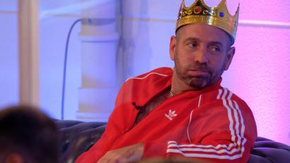 Archivbild: Henning Kaiser
Der Finalist Ikke Hüftgold sitzt bei der SAT1 Show "Promi Big Brother 2020" im Studio.