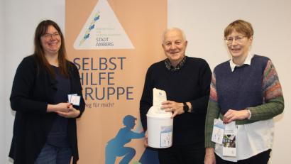Bild: ads
Die Leiterin der Selbsthilfestelle, Kerstin Bauer (von links), der Vorsitzende der Prostatakarzinom Selbsthilfegruppe, Alfons Swaczyna und die Vorsitzenden des Deutschen Landesverbands der Selbsthilfevereinigung für Stomaträger und Menschen mit Darmkrebs, Kerstin Kirchhofer, freuen sich über das Entgegenkommen der Stadt Amberg.