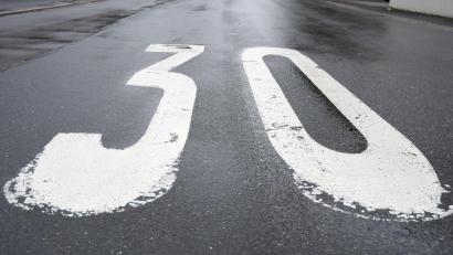 Symbolbild: Gabi Schönberger
Die Geschwindigkeitsbegrenzung auf 30 km/h auf der Bundesstraße 299 durch Waldsassen war kürzlich im Stadtrat ein Thema. Hintergrund war die Initiative, wonach Kommunen in eigener Verantwortung über eine solche Regelung in den Straßen innerhalb der Gemeindegrenzen entscheiden können.