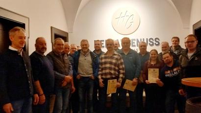 Bild: Sandra Preitschaft
Bei der Ehrung (von links): Geschäftsführer Jürgen Pichl, Norbert Gruber, Klaus Ringel, Dieter Lehmeier, Anatolij Nazarov, Christian Zeitler, Werner Hammer, Uli Amann, Johann Haller, Günther Birner, Johann Tomala, Wolfgang Trummer, Tanja Bauer, Claus Reinhard, Michael Endruscheit, Michael Göttler, Manfred Ruppert und Patrick Eckl.