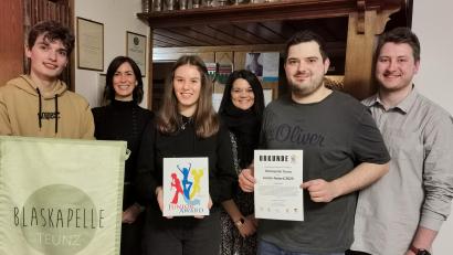Bild: Gertraud Portner/exb
Bezirksjugendleiter Nico Voith (links) überreichte den „Junior Award“ an die Jugendvertreter Leni Juraske und Stefan Blab. Dahinter die drei Vorsitzenden (von links) Daniela Juraske, Ramona Götz und Tobias Schmid.
