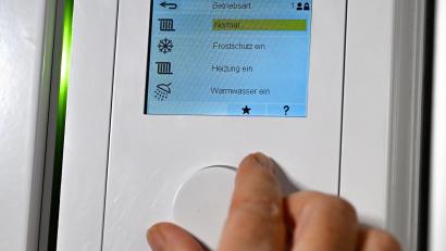 Symbolbild: Bernd Weißbrod/dpa
Bei der Bedienung seiner Gasheizung hat ein Senior in Oberfranken einen Fehler gemacht. Er löste ein Feuer aus.