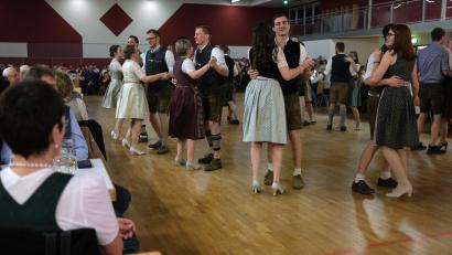 Bild: Hirsch
Die Paare der Jungbauernschaft tanzten beim Bauernball in der Nordgauhalle Walzer, Polka, Boarische und Zwiefache.