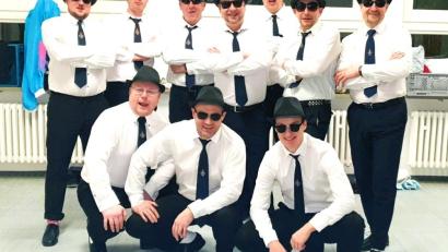 Archivbild: Josef Fischer/exb
Die Firefighter-Dancers im Fasching 2020. Die aktiven Feuerwehrleute mit Vorsitzendem Josef Fischer (rechts) sind bereit für den Wettkampf.