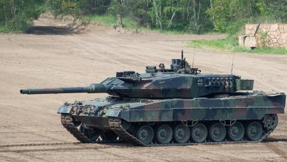 Symbolbild: Christophe Gateau
Ein Kampfpanzer Leopard 2 fährt auf einem Übungsfeld.