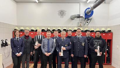 Bild: Bastian Mark/exb
Bei der Jahreshauptversammlung der Feuerwehr Rosall wurden Mitglieder für ihre langjährige Treue geehrt. Im Bild (von links): Vorsitzende Sandra Schmidt, Bürgermeister Franz Stahl, Ehrenmitglied Ludwig Schnurrer (70 Jahre), Neumitglied David Seifert, Stefan Plonner (25 Jahre), Josef Weiß (25 Jahre), Stadtrat Hans Zölch, Kommandant Martin Mark, Zweiter Vorsitzender Jürgen Hopf und Tobias Stich (25 Jahre).
