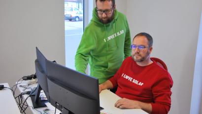 Bild: Gerd Spies
Die beiden Geschäftspartner Dominik Knauer und Stefan Ring (von links) am Computer.