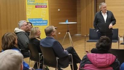 Bild: Ileana Pößl/exb
Auf Einladung des FDP-Kreisverbandes Schwandorf fand in der Schwarzachtalhalle ein Austausch mit den mittelständischen Unternehmen statt. Hier die Teilnehmer im Gespräch mit Albert Duin, MdL.