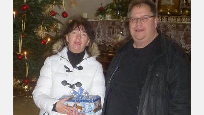 Bild: mad
Gabriele Scharf und Pfarrer Urban freuen sich über die stattliche Spendensumme.