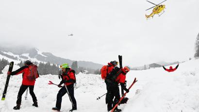 Bild: Zoom.Tirol/APA/dpa
Bergretter im Einsatz im Bereich Fieberbrunn. Die Lawinensituation in Österreich hat für zahlreiche Rettungseinsätze gesorgt.